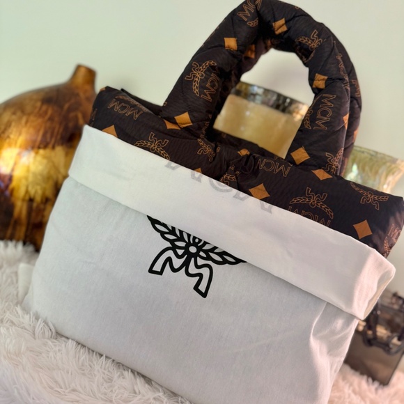 MCM -MÜNCHEN QUILTED TOTE IN MAXI MONOGRAM NYLON - Picture 2 of 4